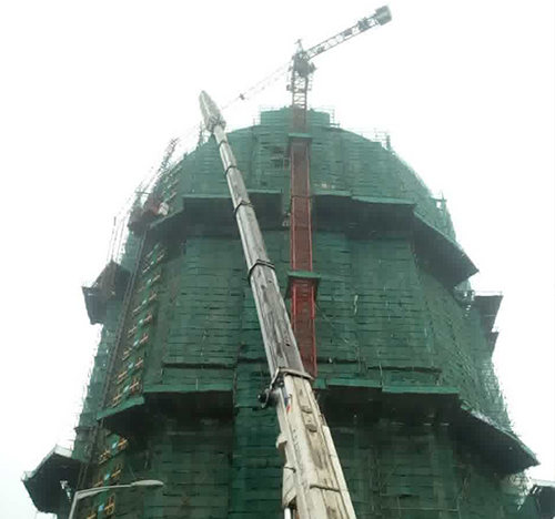 马关吊车在工地上作业